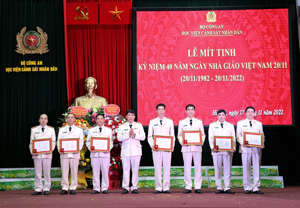 Trung tướng, GS.TS Trần Minh Hưởng, Giám đốc Học viện trao Kỷ niệm chương Vì sự nghiệp giáo dục cho các cá nhân