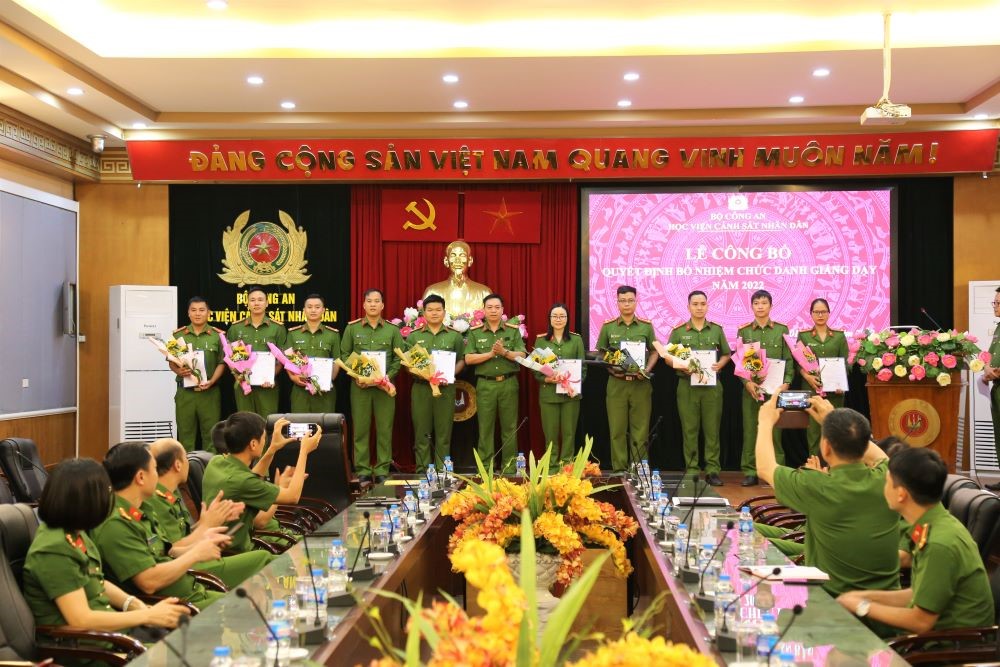 Đại tá, TS Nguyễn Đăng Sáu, Phó Giám đốc Học viện trao quyết định bổ nhiệm chức danh giảng dạy cho các giảng viên