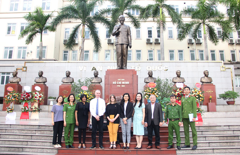 Đoàn đại biểu Quỹ Phòng chống mua bán người và nô lệ hiện đại - Bộ Nội vụ Vương quốc Anh chụp ảnh lưu niệm tại Tượng đài Chủ tịch Hồ Chí Minh