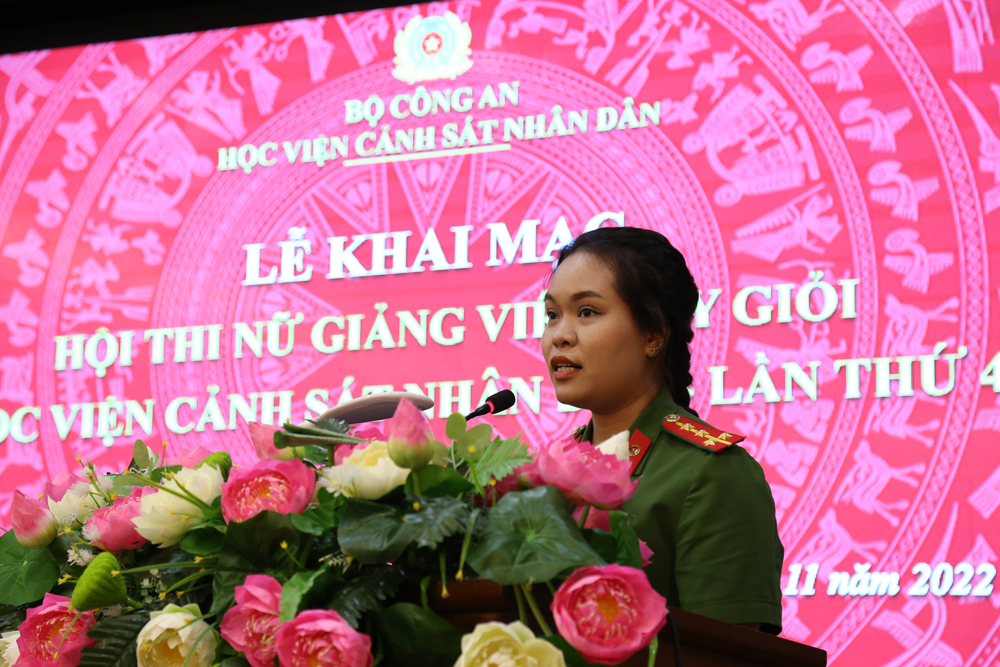 Đại úy Nguyễn Thị Bích Lan - đại diện thí sinh phát biểu tại lễ khai mạc