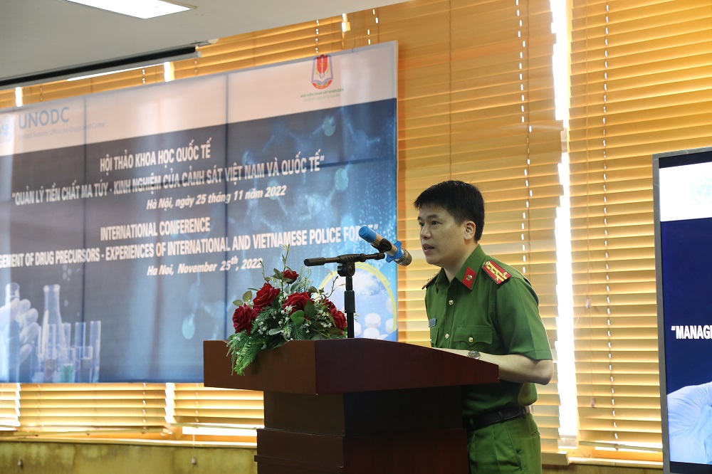 Đại tá, PGS.TS Trần Hồng Quang, Phó Giám đốc Học viện CSND trình bày báo cáo đề dẫn Hội thảo