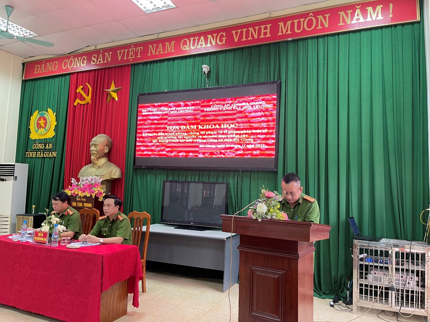 Trung tá Cao Xuân Hùng – Đội trưởng Đội 3 (PC05 Hà Giang) báo cáo về công tác đấu tranh phòng, chống tội phạm trong lĩnh vực y tế, an toàn vệ sinh thực phẩm