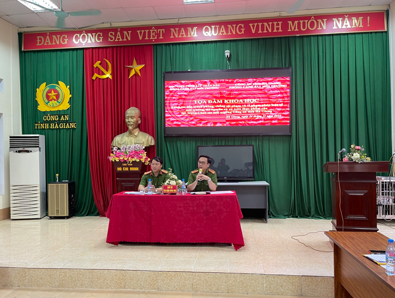 Đại tá, PGS. TS Dương Văn Minh và Thượng tá Mạc Văn Cường đồng chủ trì tọa đàm khoa học