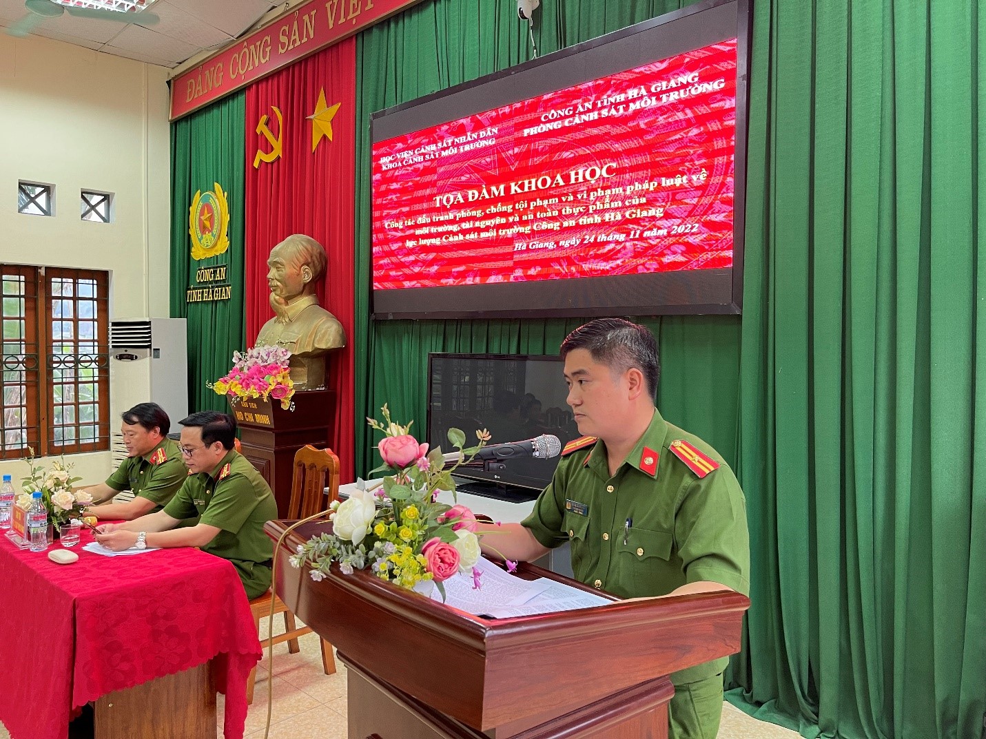 Thiếu tá Giàng Xuân Nhất - Phó Đội trưởng Đội 2 (PC05 Hà Giang) báo cáo công tác đấu tranh phòng, chống tội phạm môi trường trong lĩnh vực tài nguyên, đa dạng sinh học, nông nghiệp, ngư nghiệp