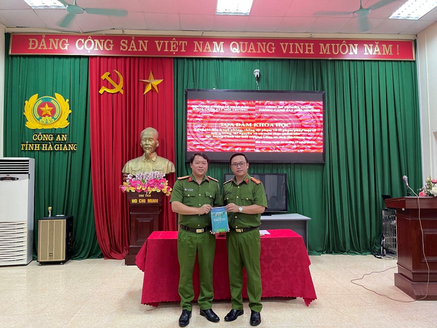 Khoa Cảnh sát môi trường tặng quà lưu niệm cho Phòng Cảnh sát môi trường, Công an tỉnh Hà Giang