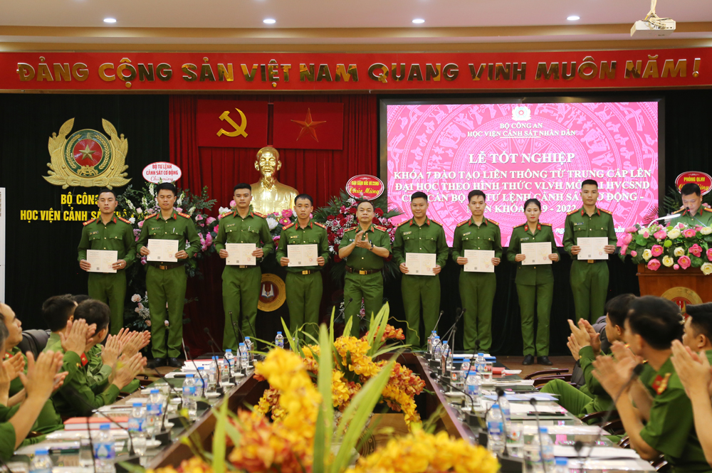 Đồng chí Thiếu tướng, PGS. TS Lê Quang Bốn - Giám đốc Học viện CSND trao Bằng tốt nghiệp cho đại diện học viên khóa học