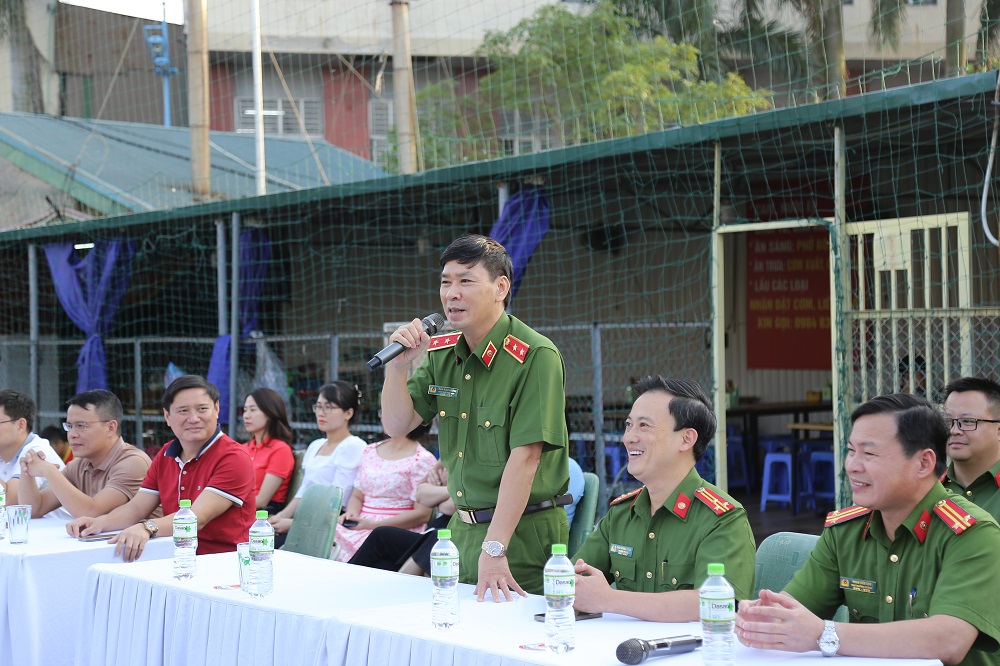 Trung tướng, GS. TS Trần Minh Hưởng, Giám đốc Học viện CSND phát biểu động viên cầu thủ hai đội bóng