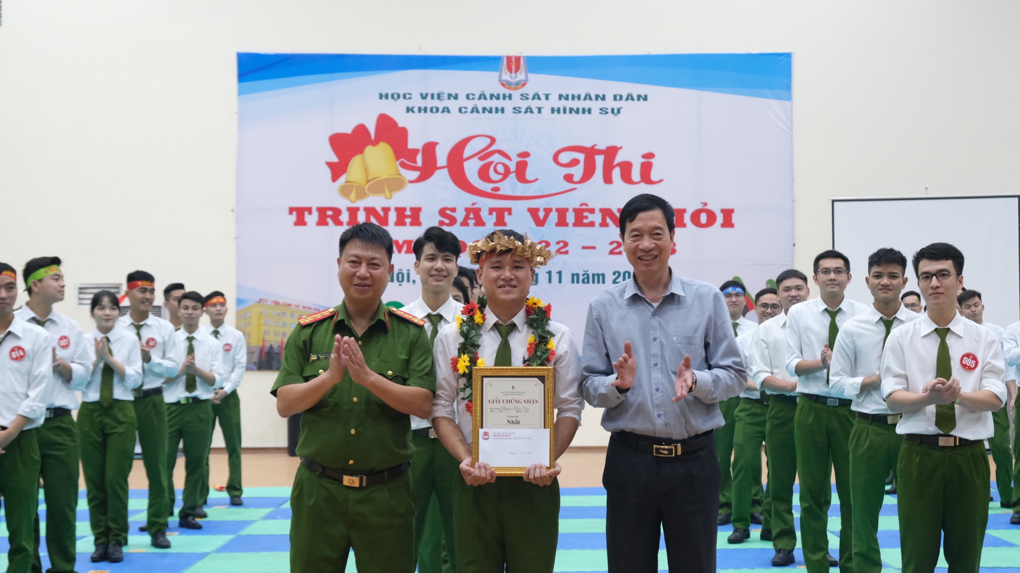 Ban Tổ chức trao giải Nhất cho học viên Nguyễn Thúc Nam, lớp B2LT36 với 130 điểm