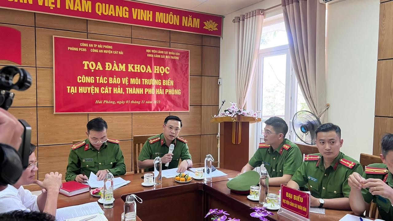 Đồng chí Đại tá, PGS. TS Dương Văn Minh và đồng chí Trung tá Phạm Anh Tuấn đồng chủ trì chỉ đạo nội dung tham luận