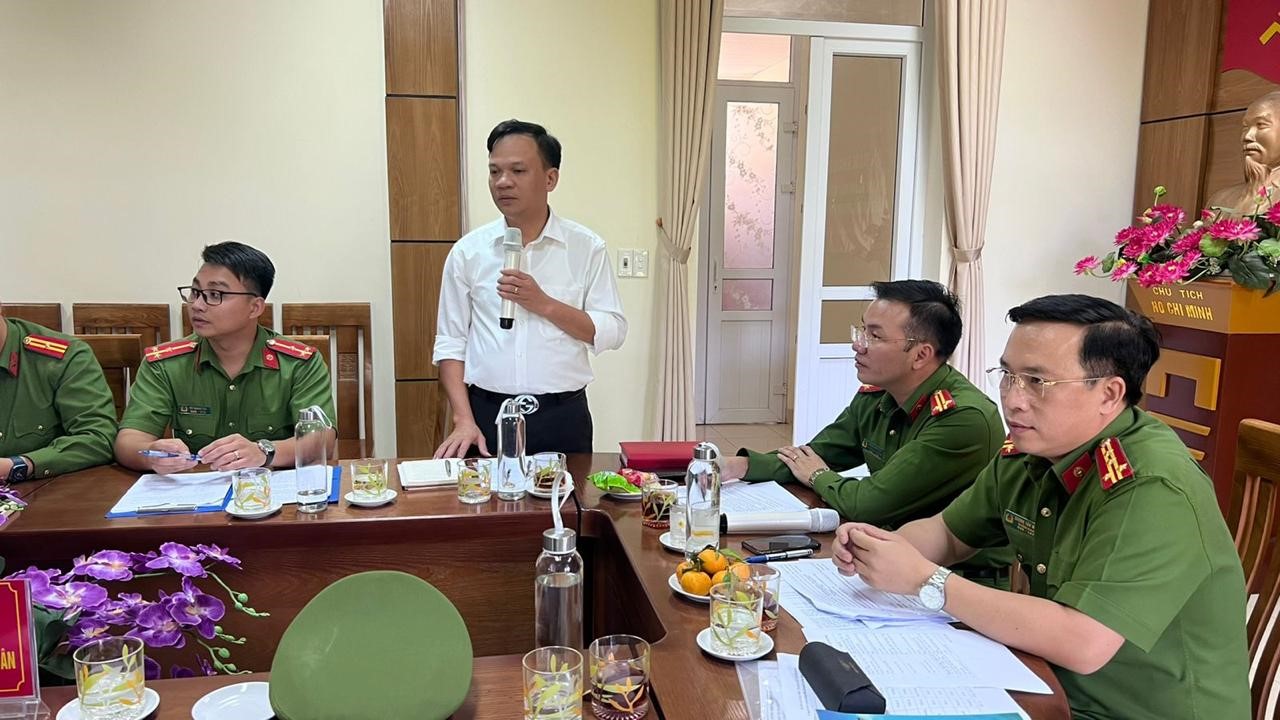 Đồng chí Nguyễn Văn Thịu - Bí thư Đảng ủy, Giám đốc Vườn Quốc gia Cát Bà phát biểu tại phần tham luận