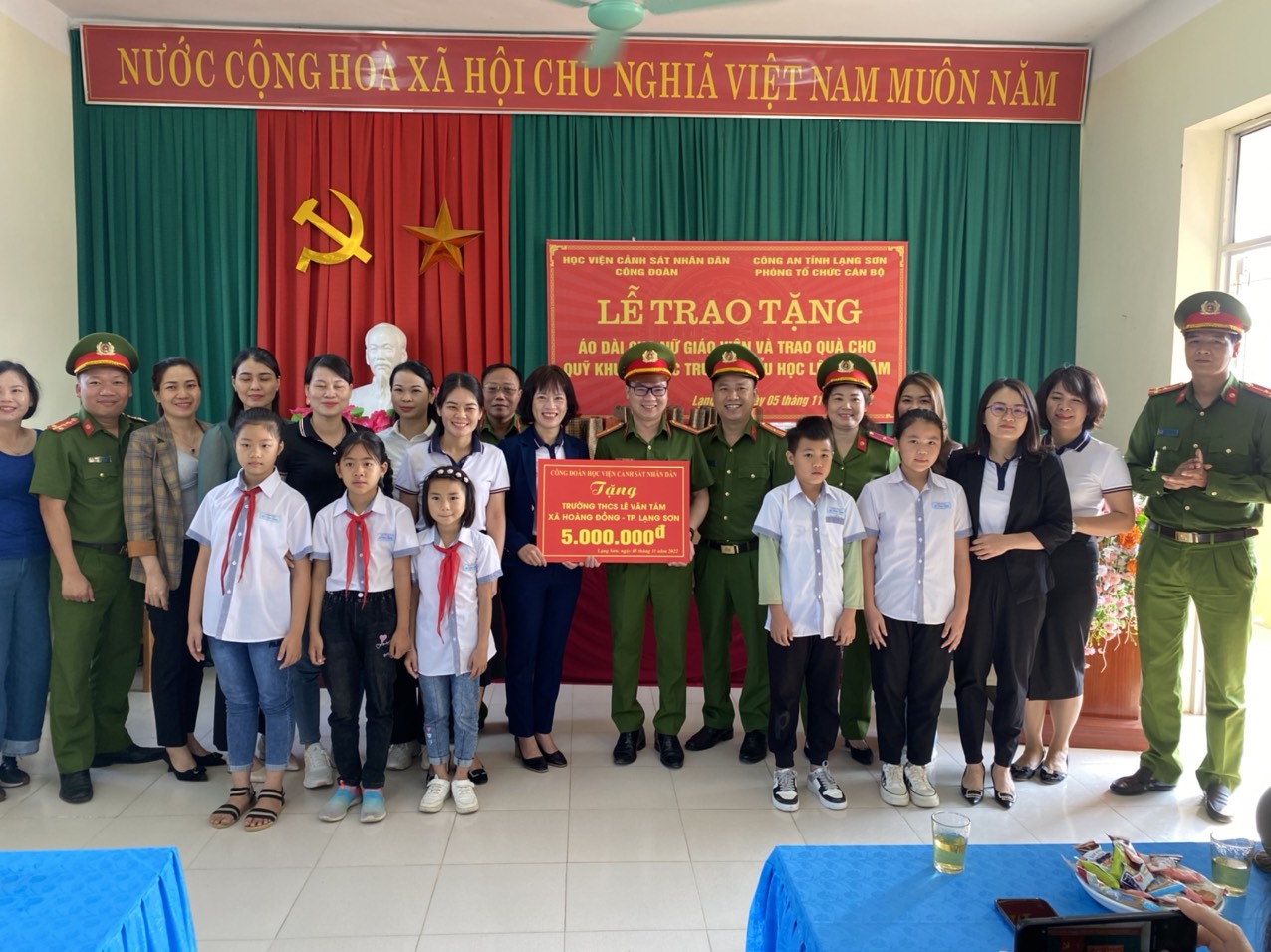 Công đoàn Học viện trao quà cho Quỹ khuyến học của trường Tiểu học Lê Văn Tám
