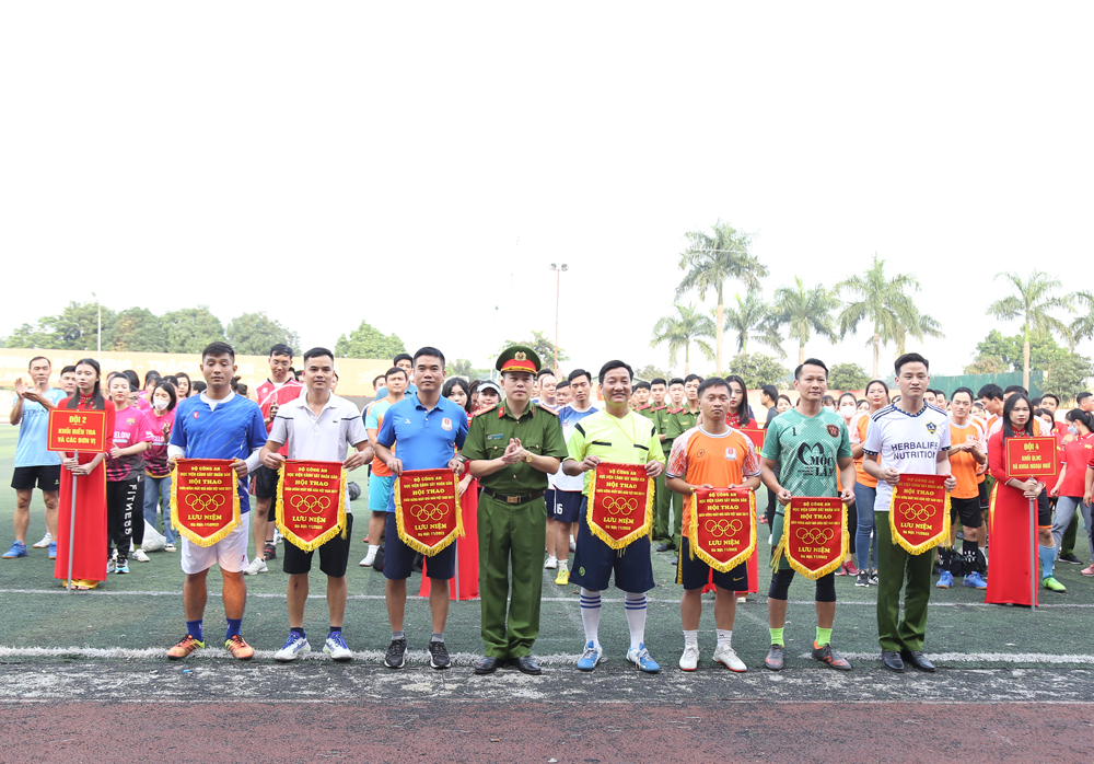 Đại tá, PSG.TS Trần Hồng Quang - Phó Giám đốc Học viện CSND trao cờ lưu niệm cho các đội tuyển