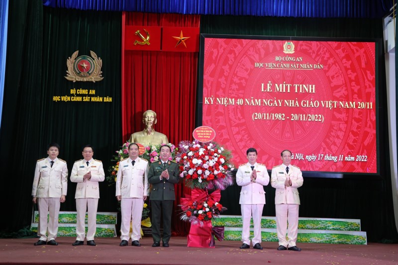 Thứ trưởng Trần Quốc Tỏ tặng hoa chúc mừng thầy và trò Học viện Cảnh sát nhân dân nhân kỷ niệm Ngày Nhà giáo Việt Nam 20/11.