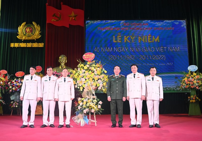 Thứ trưởng Trần Quốc Tỏ tặng hoa chúc mừng thầy và trò Trường Đại học Phòng cháy chữa cháy nhân kỷ niệm Ngày Nhà giáo Việt Nam 20/11.