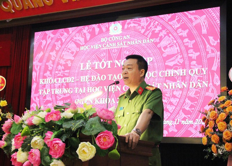 Đại tá, TS Nguyễn Đăng Sáu - Phó Giám đốc Học viện phát biểu tại Lễ bế giảng