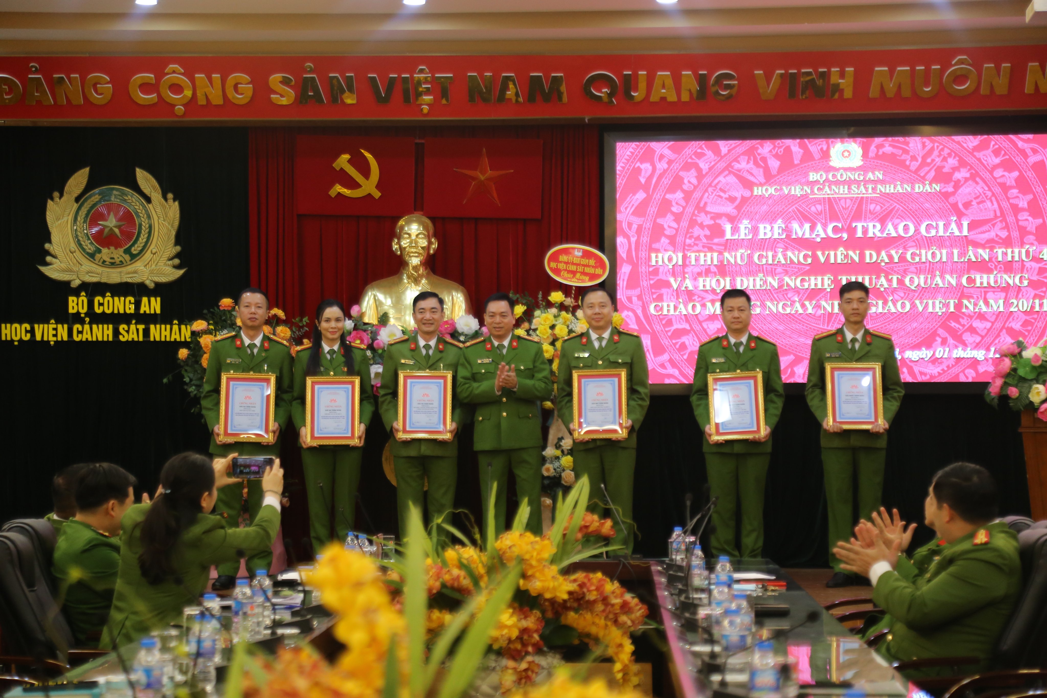 Đại tá, TS Nguyễn Đăng Sáu - Phó Giám đốc Học viện trao Giải thưởng cho các đội tuyển tham gia Hội diễn Nghệ thuật quần chúng khối cán bộ