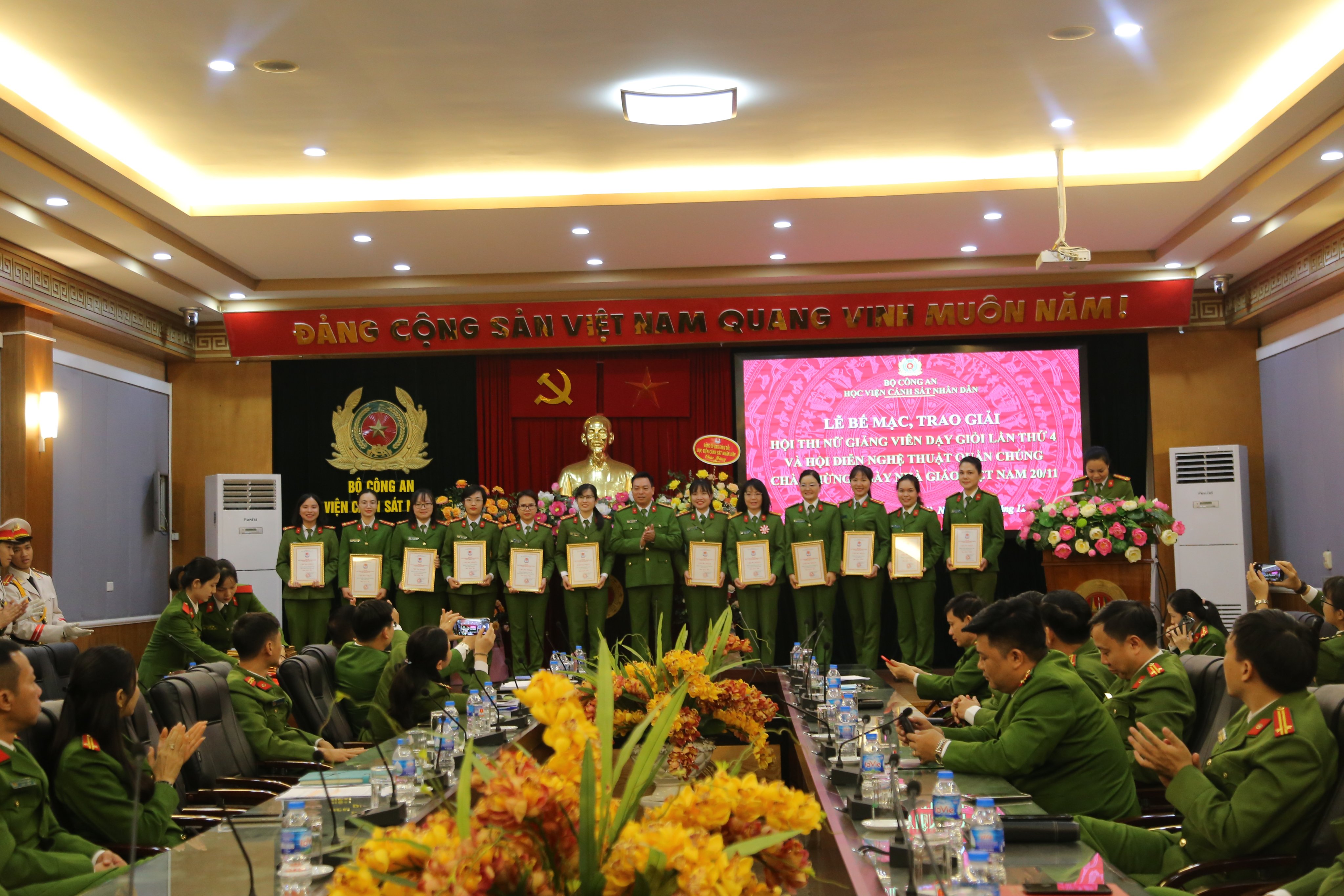 Đại tá, TS Nguyễn Đăng Sáu - Phó Giám đốc Học viện trao Giấy chứng nhận tham gia Hội thi nữ giảng viên dạy giỏi lần thứ 4