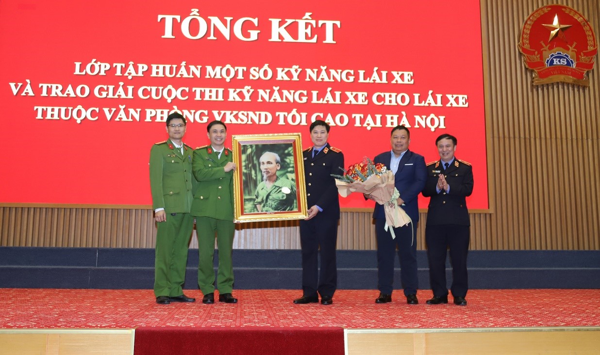 Đồng chí Nguyễn Đức Bằng, Chánh Văn phòng Viện KSND tối cao tặng quà lưu niệm cho Khoa Cảnh sát giao thông