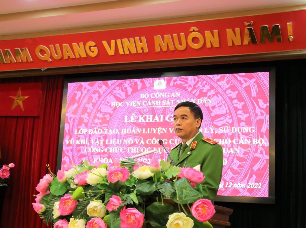 Thiếu tướng, GS. TS Nguyễn Đắc Hoan, Phó Giám đốc Học viện phát biểu tại buổi khai giảng lớp học