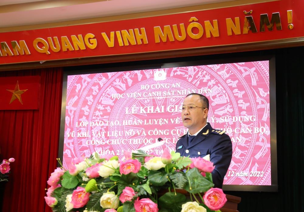 Đồng chí Nguyễn Văn Hoàn, Phó Cục trưởng Cục Điều tra chống buôn lậu, Tổng cục Hải quan phát biểu tại buổi khai giảng