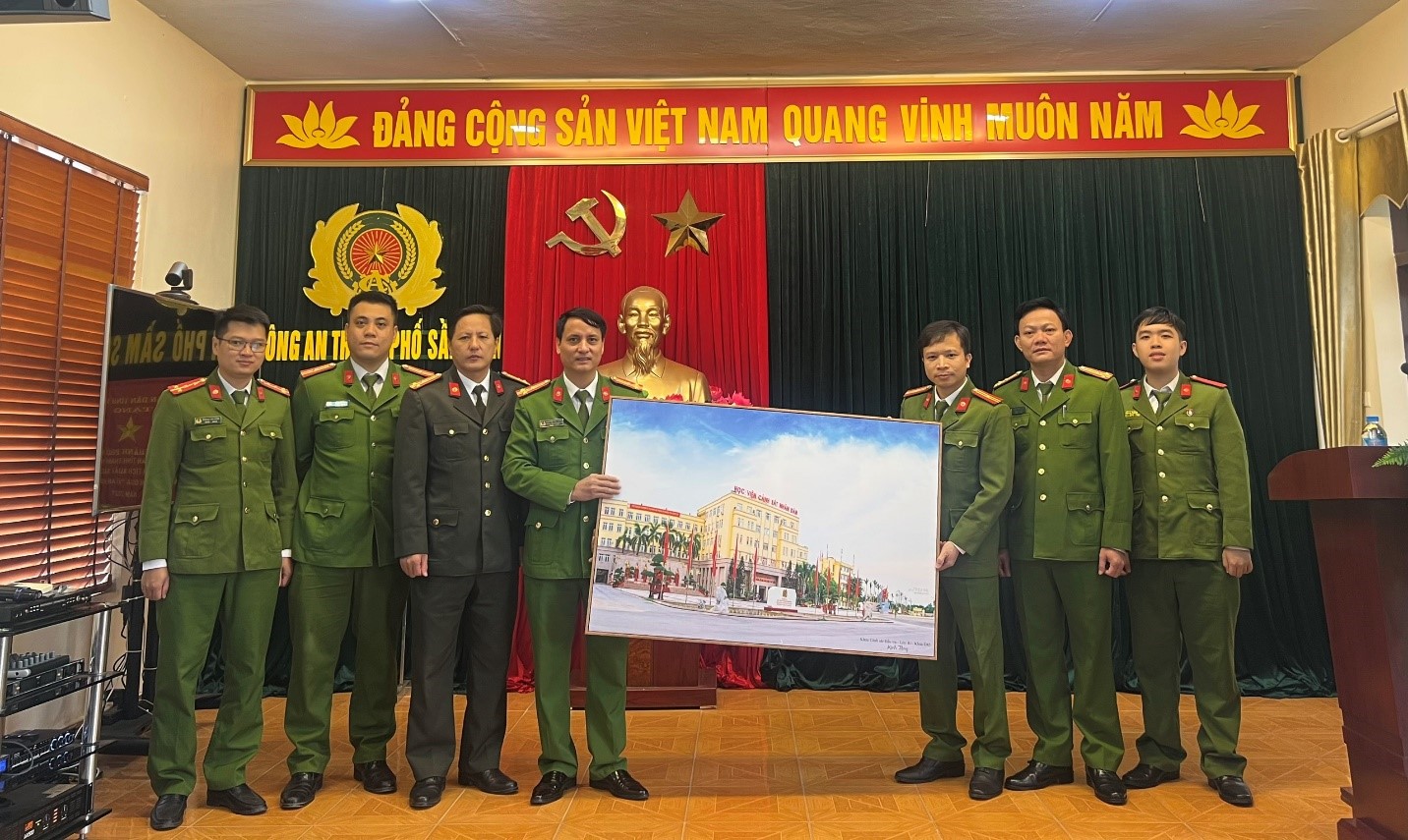 Lãnh đạo Công an thành phố Sầm Sơn chụp ảnh lưu niệm cùng đoàn công tác