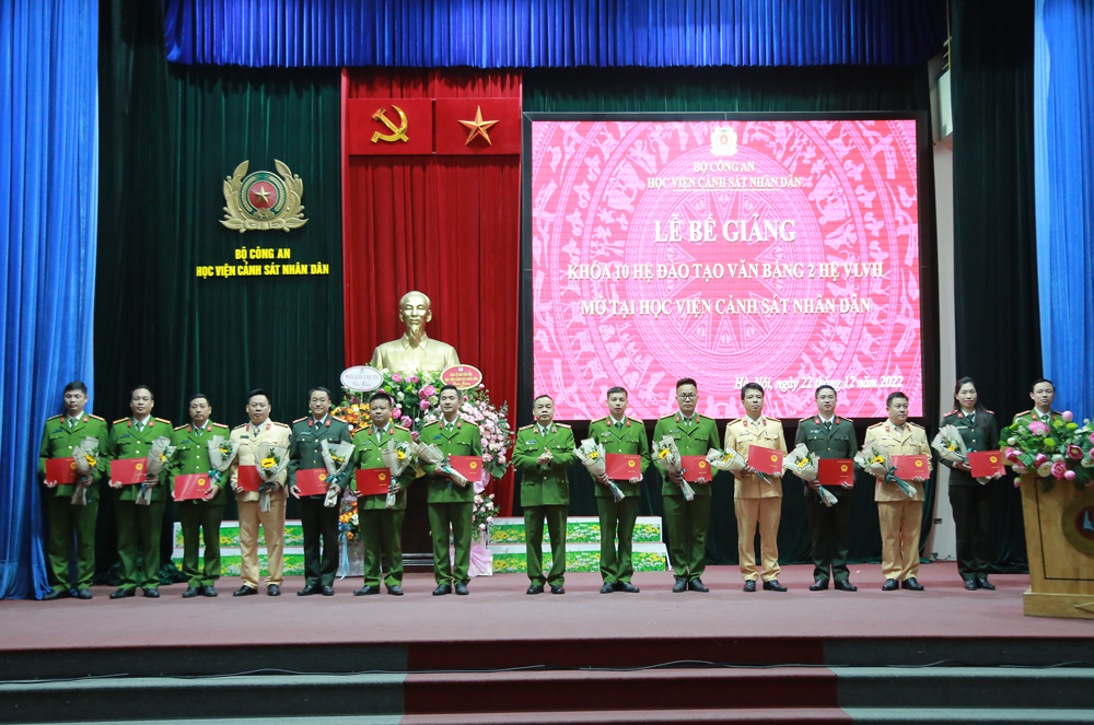 Thiếu tướng, PGS.TS Lê Quang Bốn, Giám đốc Học viện trao Bằng tốt nghiệp cho các học viên