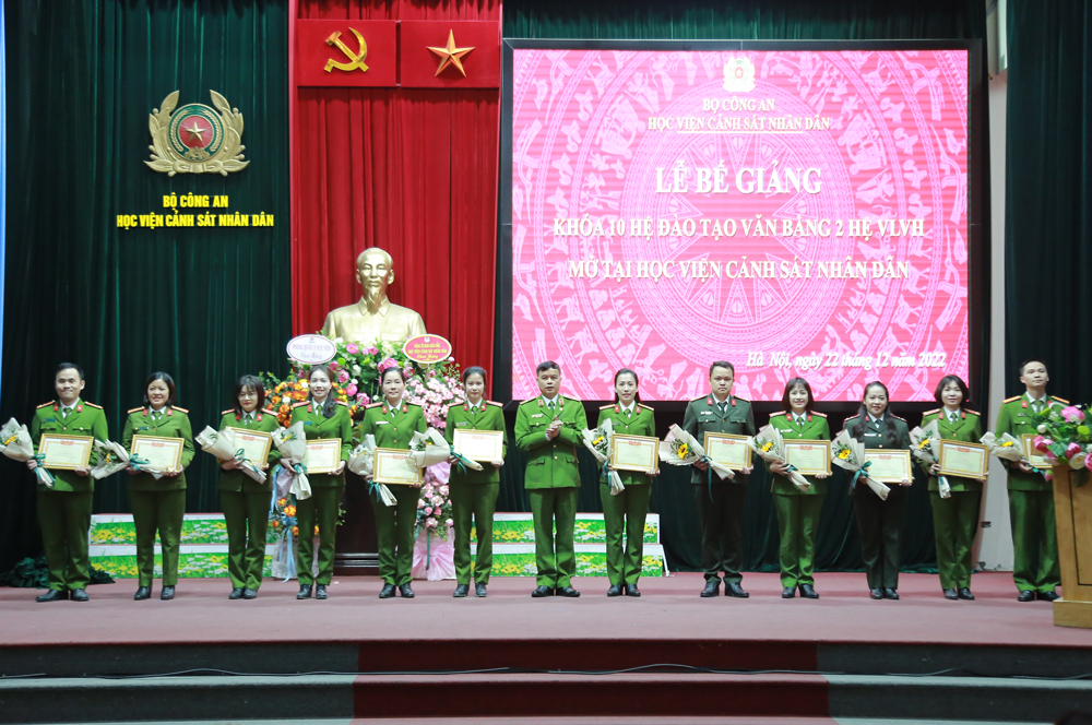 Thiếu tướng, GS. TS Nguyễn Đắc Hoan, Phó Giám đốc Học viện trao giấy khen cho các học viên có nhiều thành tích trong quá trình học tập và rèn luyện