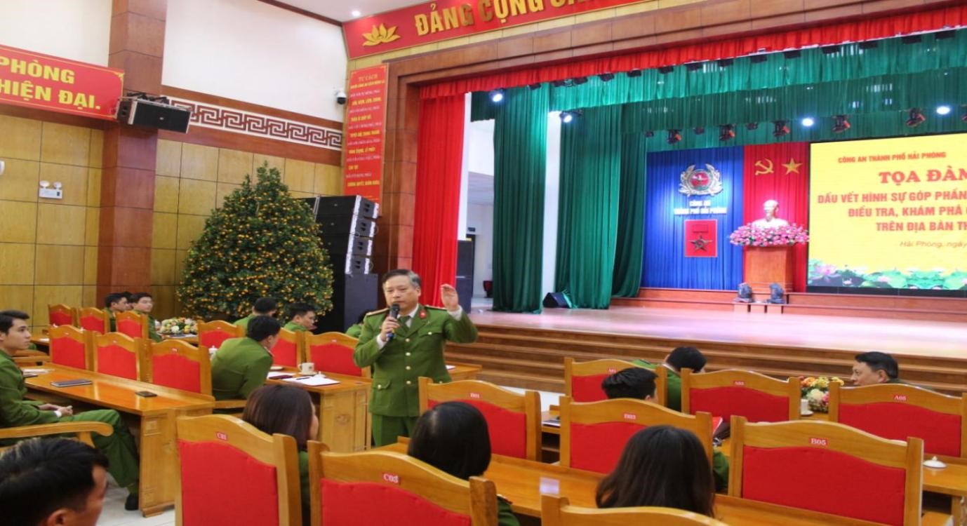 Đồng chí Thượng tá Vũ Xuân Thắng - Phó Trưởng phòng Kỹ thuật hình sự phát biểu tham luận