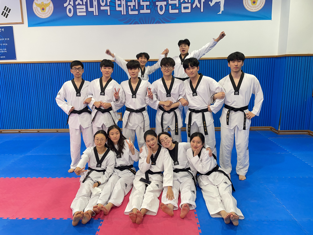 Các học viên tham gia lớp võ Taekwondo