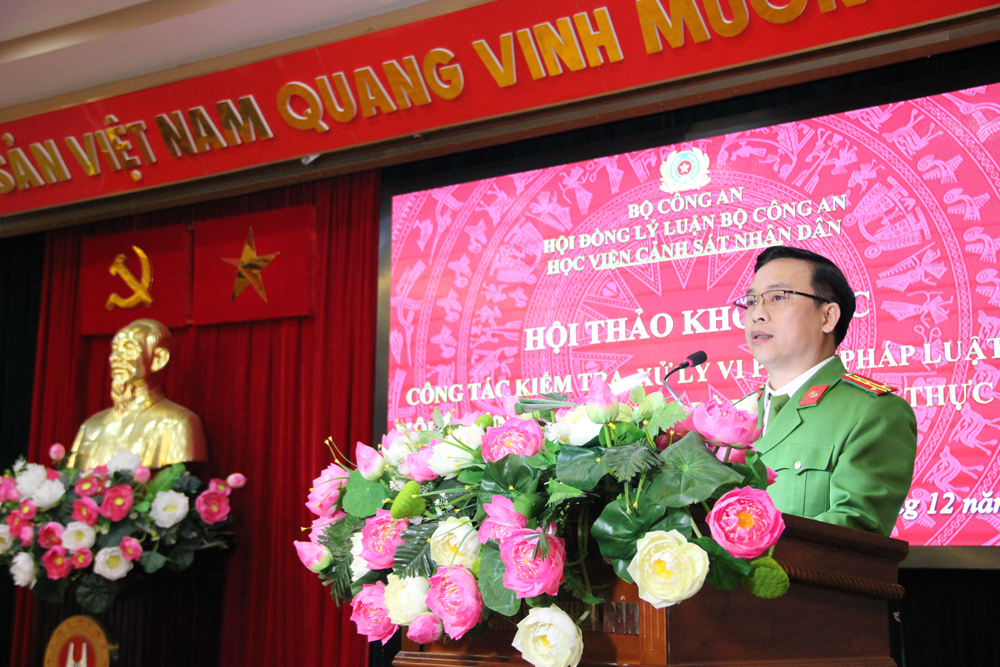 Đại tá, PGS.TS Dương Văn Minh - Trưởng khoa Cảnh sát môi trường phát biểu đề dẫn Hội thảo