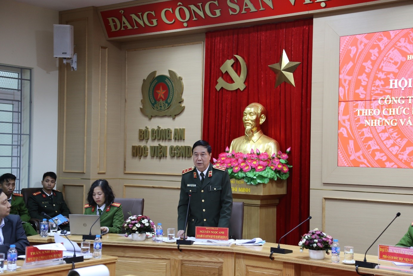 Trung tướng, GS. TS Nguyễn Ngọc Anh, Ban nghiên cứu chuyên đề giúp việc Bộ trưởng Bộ Công an phát biểu tham luận tại Hội thảo