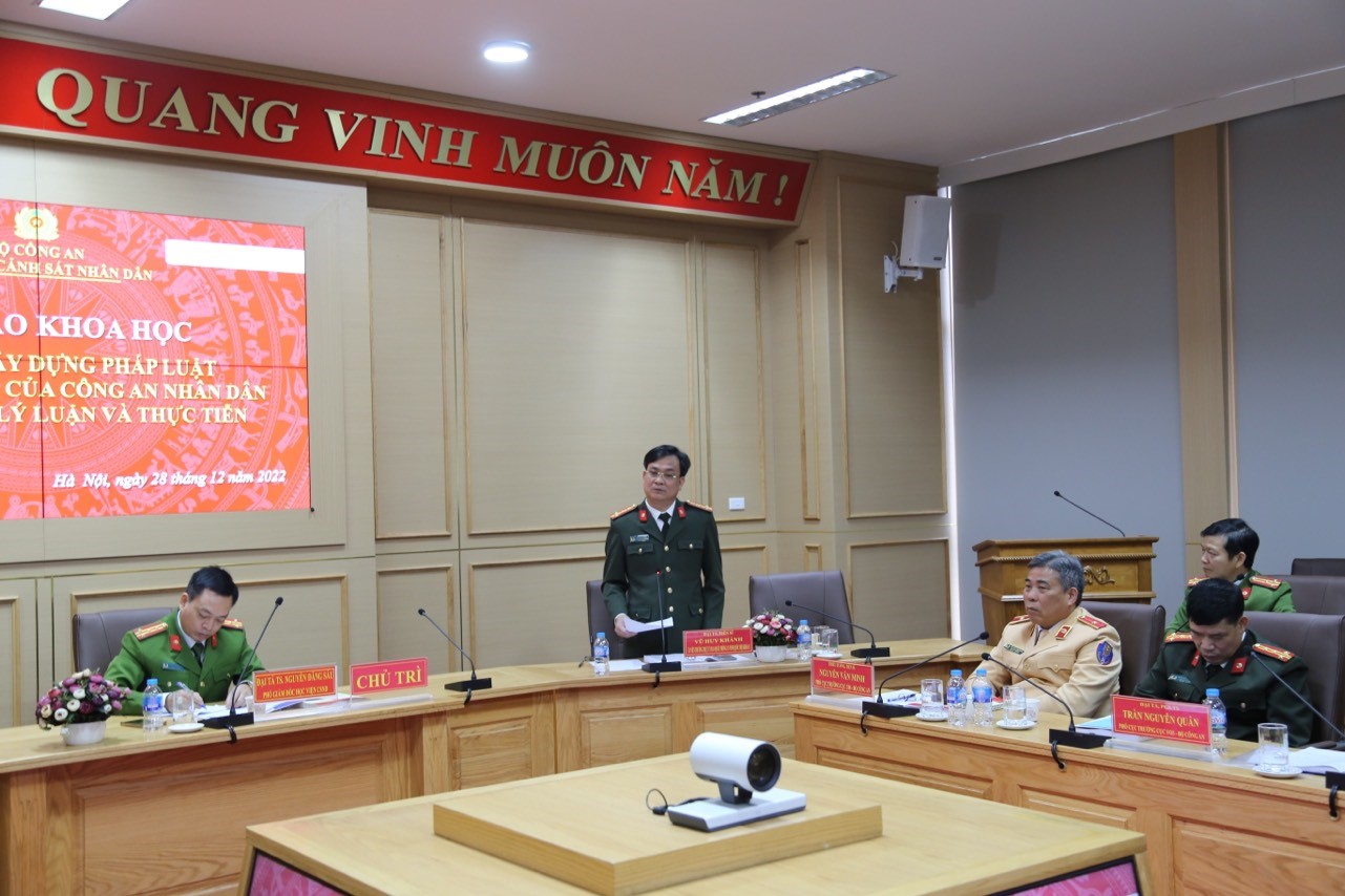 Đại tá, TS Vũ Huy Khánh, Ủy viên thường trực Ủy ban Quốc phòng và An ninh của Quốc hội phát biểu tham luận tại Hội thảo