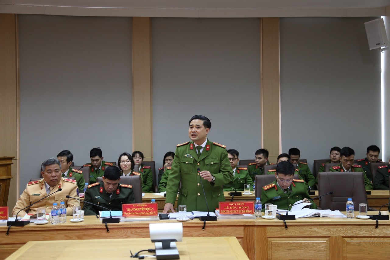 Đại tá Lê Đức Hùng, Trưởng Công an quận Bắc Từ Liêm phát biểu tham luận tại Hội thảo