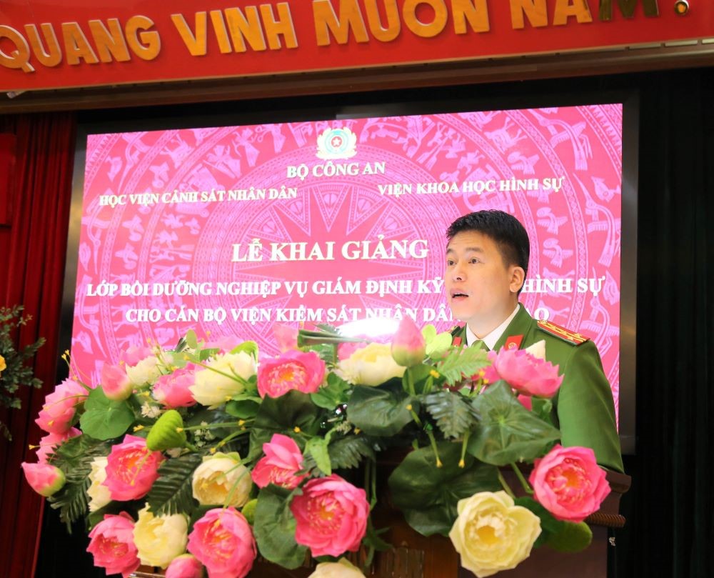 Đại tá, PGS. TS Trần Hồng Quang, Phó Giám đốc Học viện phát biểu tại buổi lễ