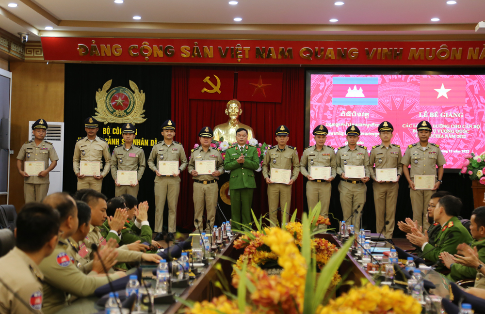 Thiếu tướng, GS. TS Nguyễn Đắc Hoan, Phó Giám đốc Học viện trao Chứng chỉ hoàn thành khóa học cho các học viên