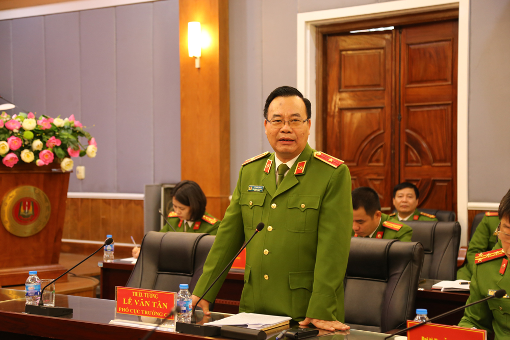 Thiếu tướng Lê Văn Tân, Phó Chánh Văn phòng Cơ quan Cảnh sát điều tra, Bộ Công an tham luận tại Hội thảo