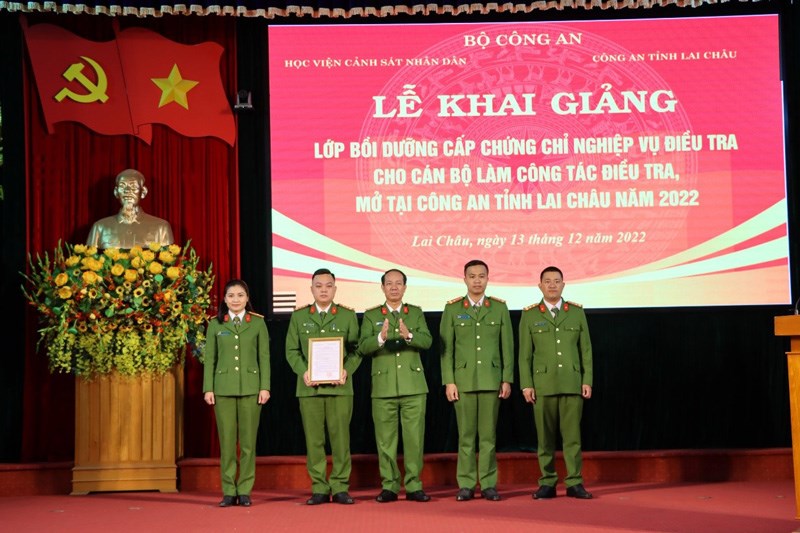 Đại tá PGS.TS Trần Quang Huyên, Phó Giám đốc Học viện CSND trao quyết định thành lập Lớp bồi dưỡng cho Ban cán sự lớp