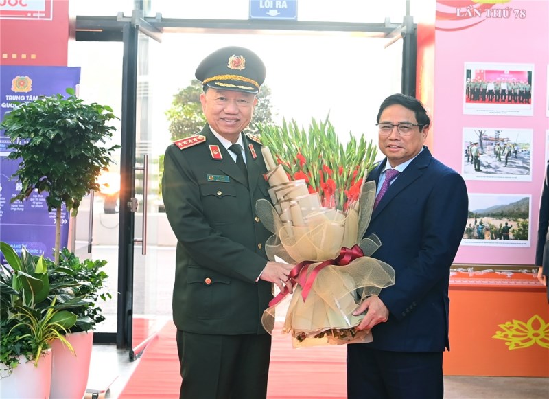 Bộ trưởng Tô Lâm tặng hoa chào mừng Thủ tướng Chính phủ Phạm Minh Chính.