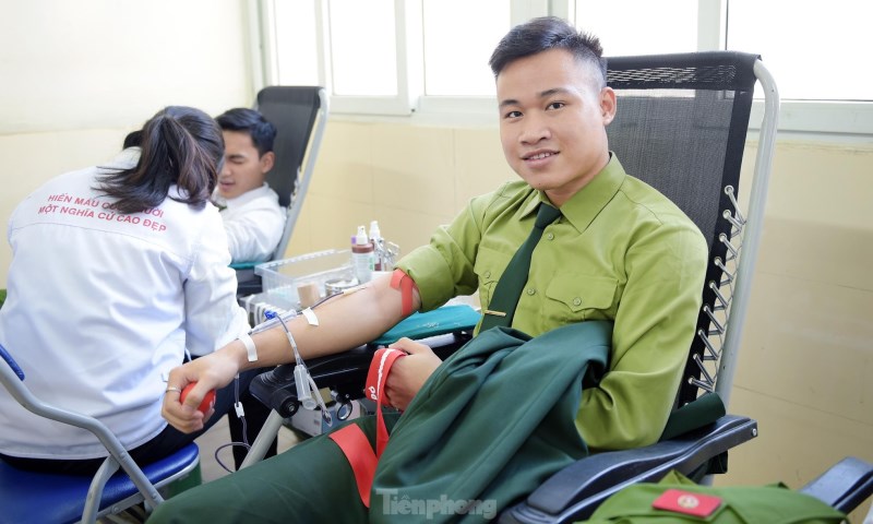 Học viên Lâm Mạnh Hùng tham gia hiến máu. Ảnh: Xuân Tùng