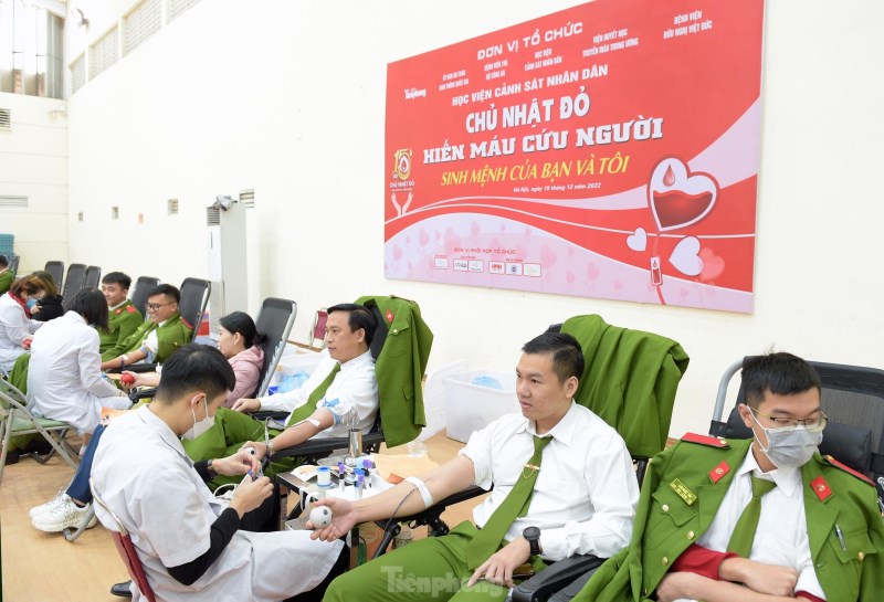 Cán bộ, học viên Học viện Cảnh sát Nhân dân hiến máu hưởng ứng Chủ nhật Đỏ lần thứ XV