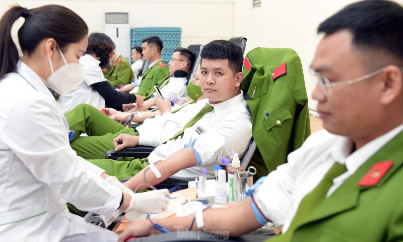 Học viên Hoàng Huy lần thứ 12 hiến máu. Ảnh: Xuân Tùng