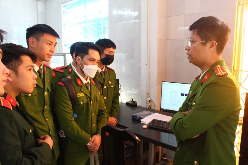Trung tá Phạm Văn Bình - Đội trưởng Đội Giám định hướng dẫn thực hành cho sinh viên