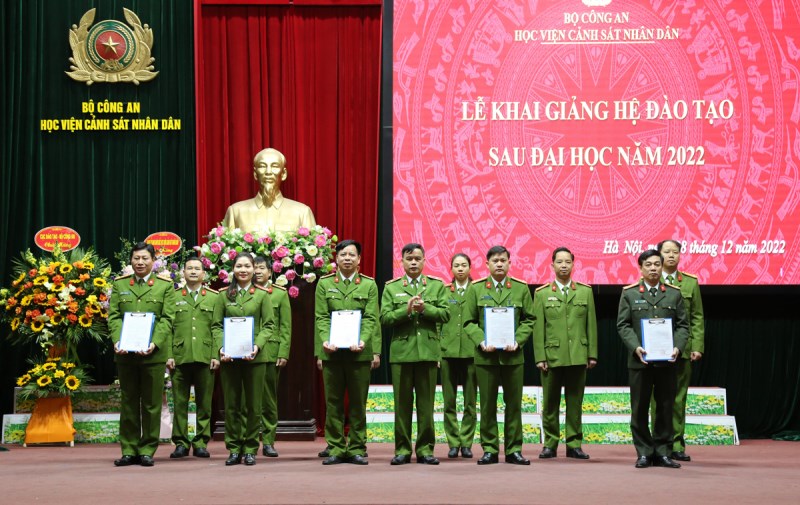 Thiếu tướng, GS.TS Nguyễn Đắc Hoan, Phó Giám đốc Học viện trao Quyết định thành lập lớp cho Ban cán sự các lớp học