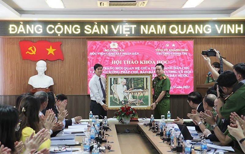 Học viện Cảnh sát nhân dân tặng quà lưu niệm cho đại diện tỉnh Khánh Hòa.