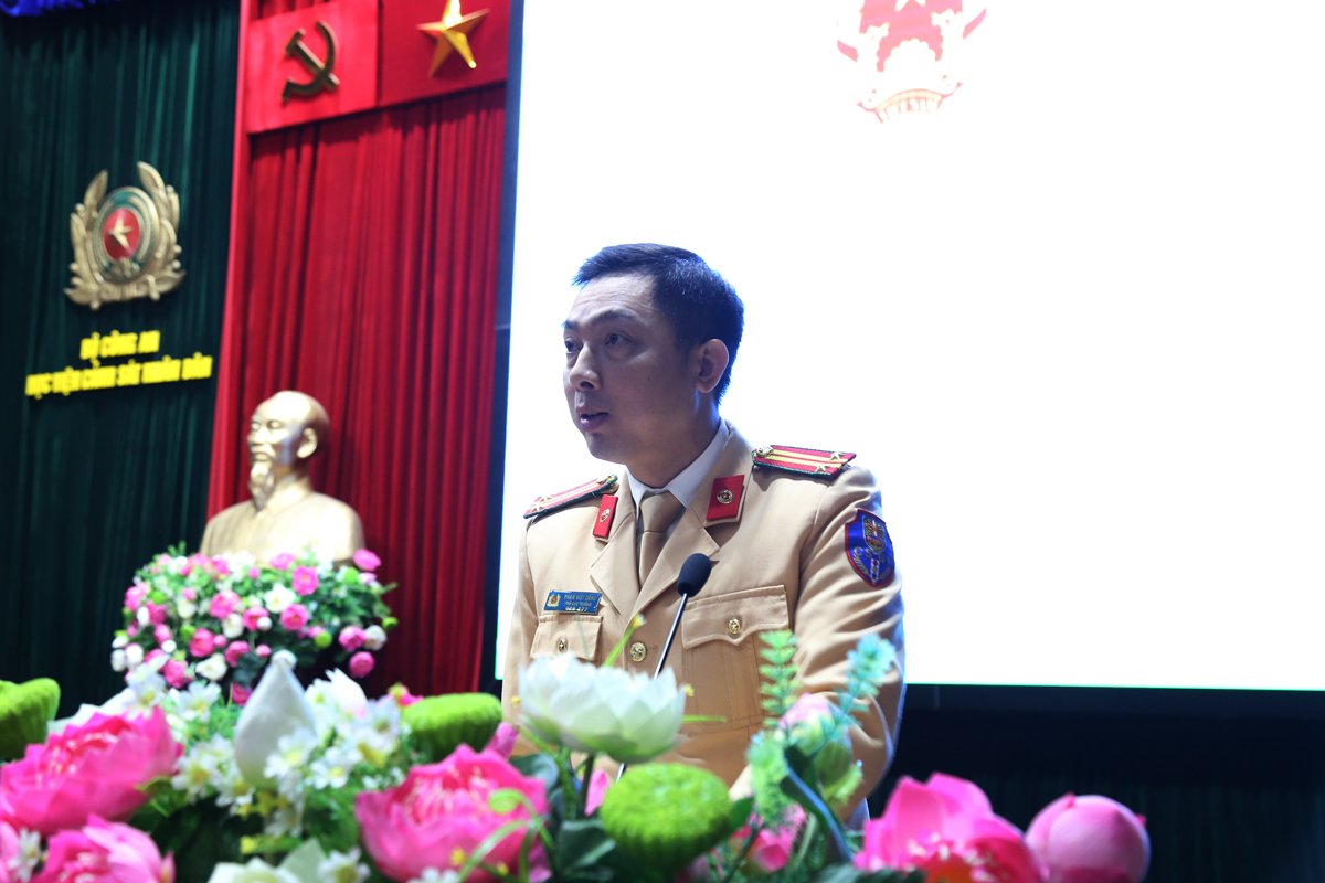 Trung tá Phạm Việt Công, Phó Cục trưởng Cục Cảnh sát giao thông, Bộ Công an phát biểu ý kiến tại Hội thảo