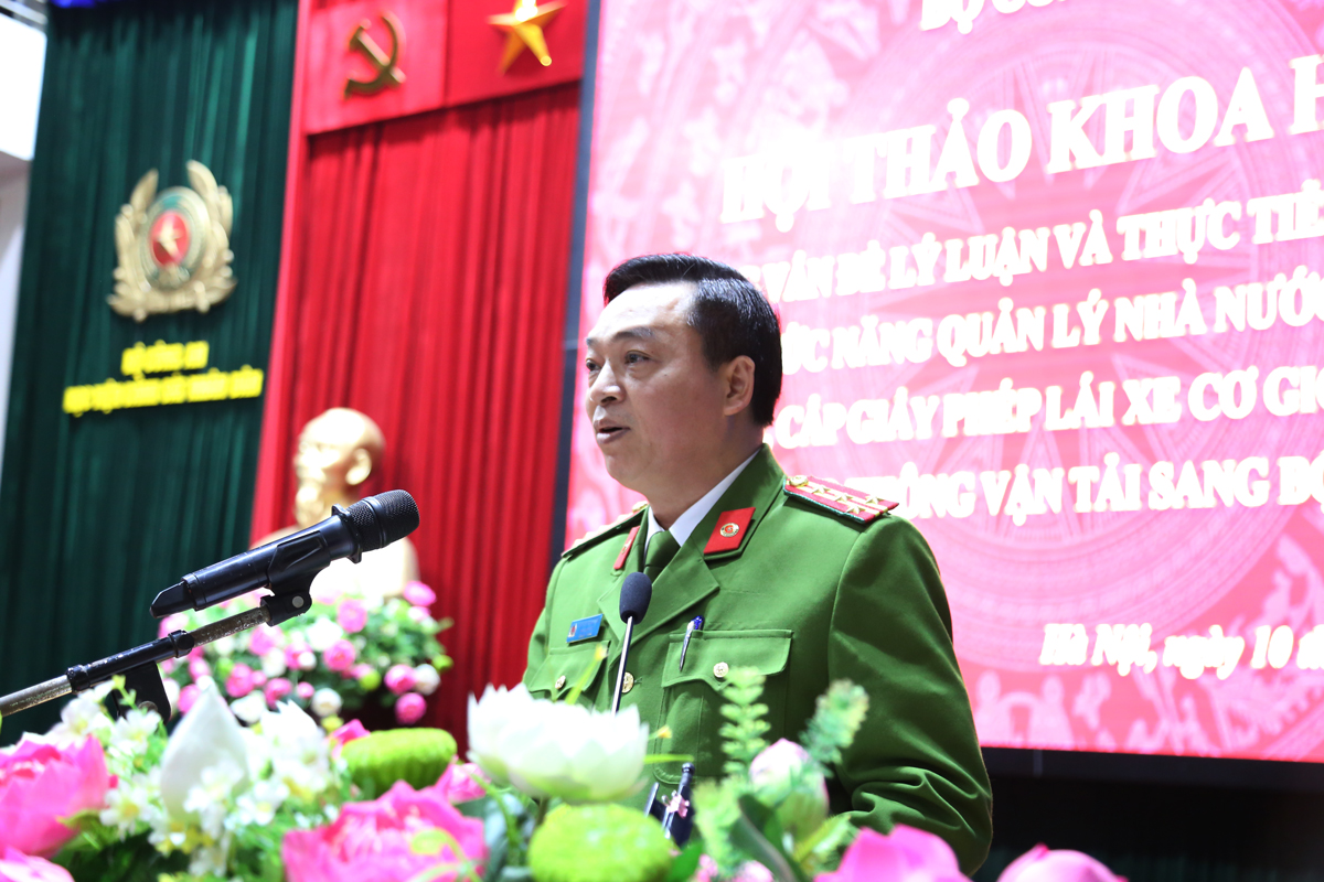 Đại tá, TS Nguyễn Đăng Sáu, Phó Giám đốc Học viện báo cáo đề dẫn Hội thảo