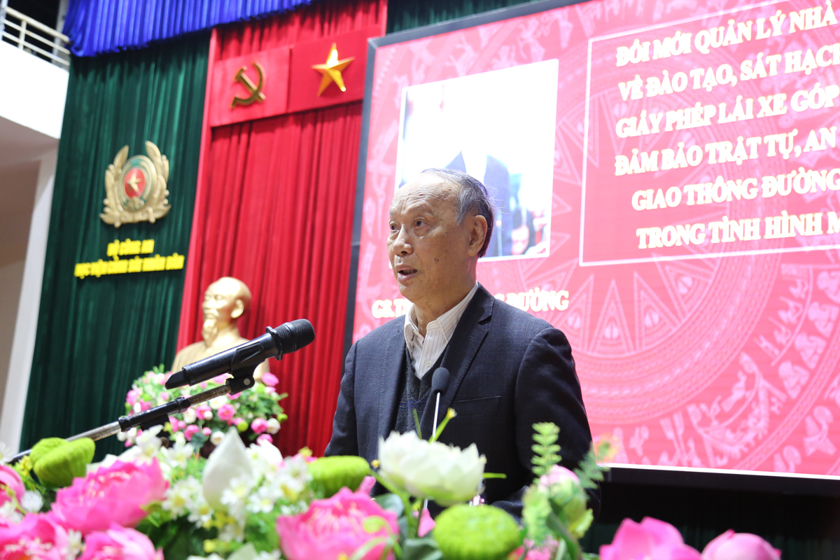 GS. TS Trần Ngọc Đường, nguyên Phó Chủ nhiệm Văn phòng Quốc hội Việt Nam tham luận tại Hội thảo