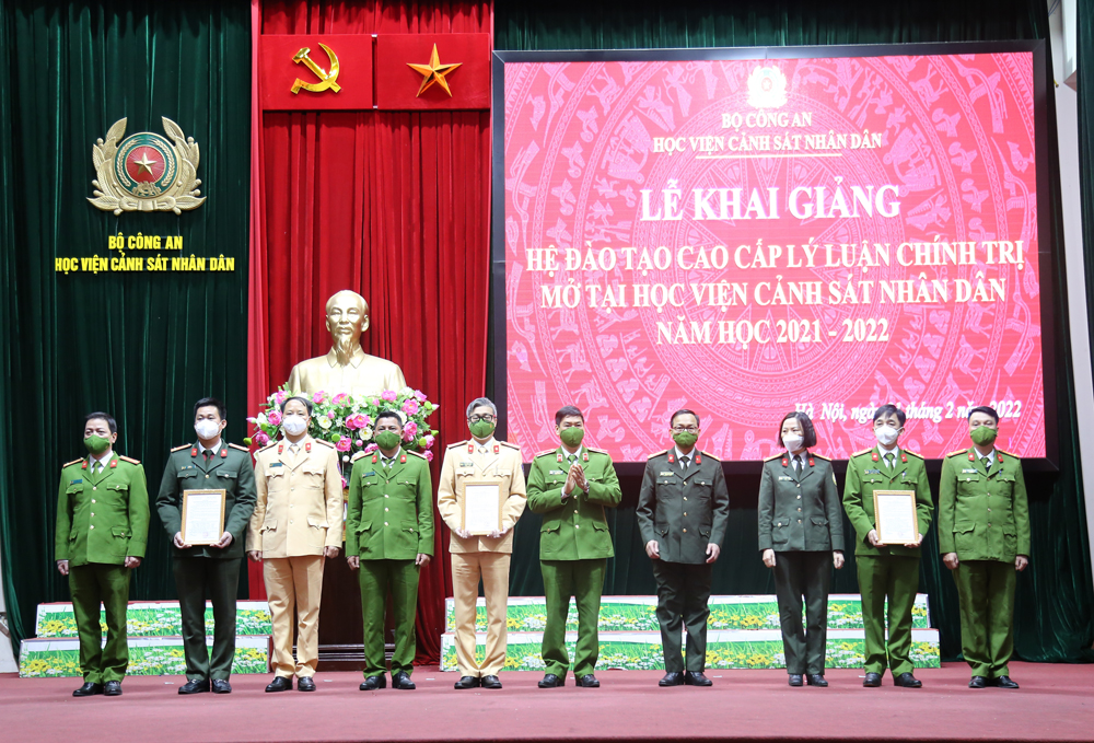 Thiếu tướng, GS. TS Trần Minh Hưởng, Giám đốc Học viện trao Quyết định thành lập lớp cho Ban cán sự