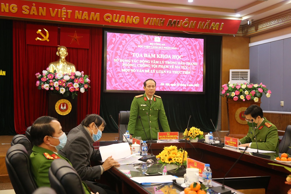 Đại tá, PGS. TS Trần Quang Huyên, Phó Giám đốc Học viện chủ trì buổi tọa đàm