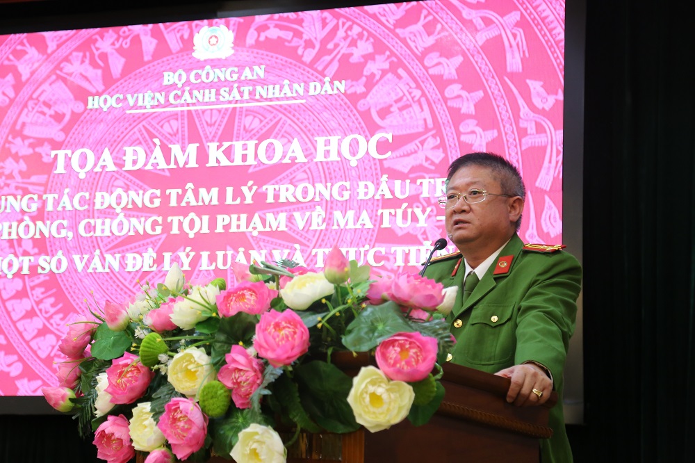 Thượng tá Phạm Quỳnh, Phó Thủ trưởng Cơ quan CSĐT Công an thành phố Hà Nội trình bày tham luận và chia sẻ ý kiến